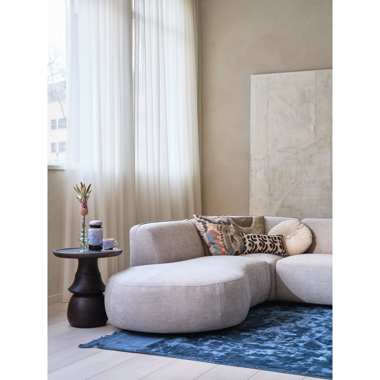 BROAD BEISTELLTISCH MIT GRAVIERTEM BEIN MANGO HOLZ NATUR