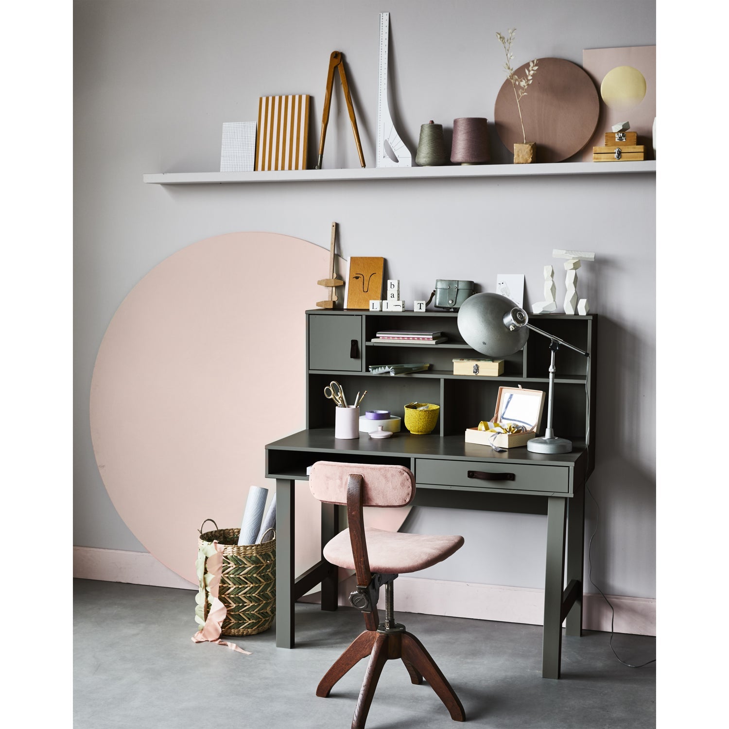 Grüner Schreibtisch STAGE mit Stauraum – funktional, robust & stilvoll