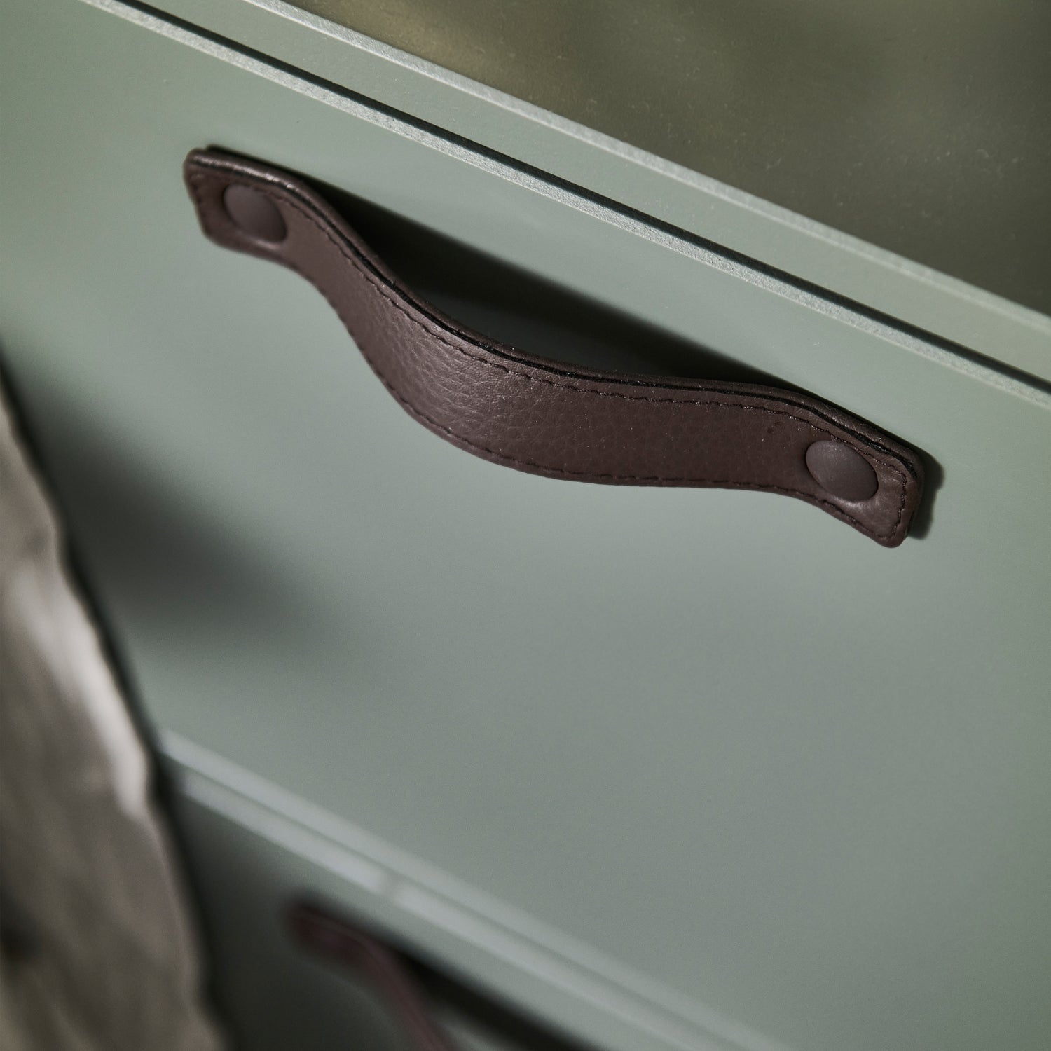 Grüner Kleiderschrank STAGE im Industrial-Stil H 185 × B 103 × T 40 cm