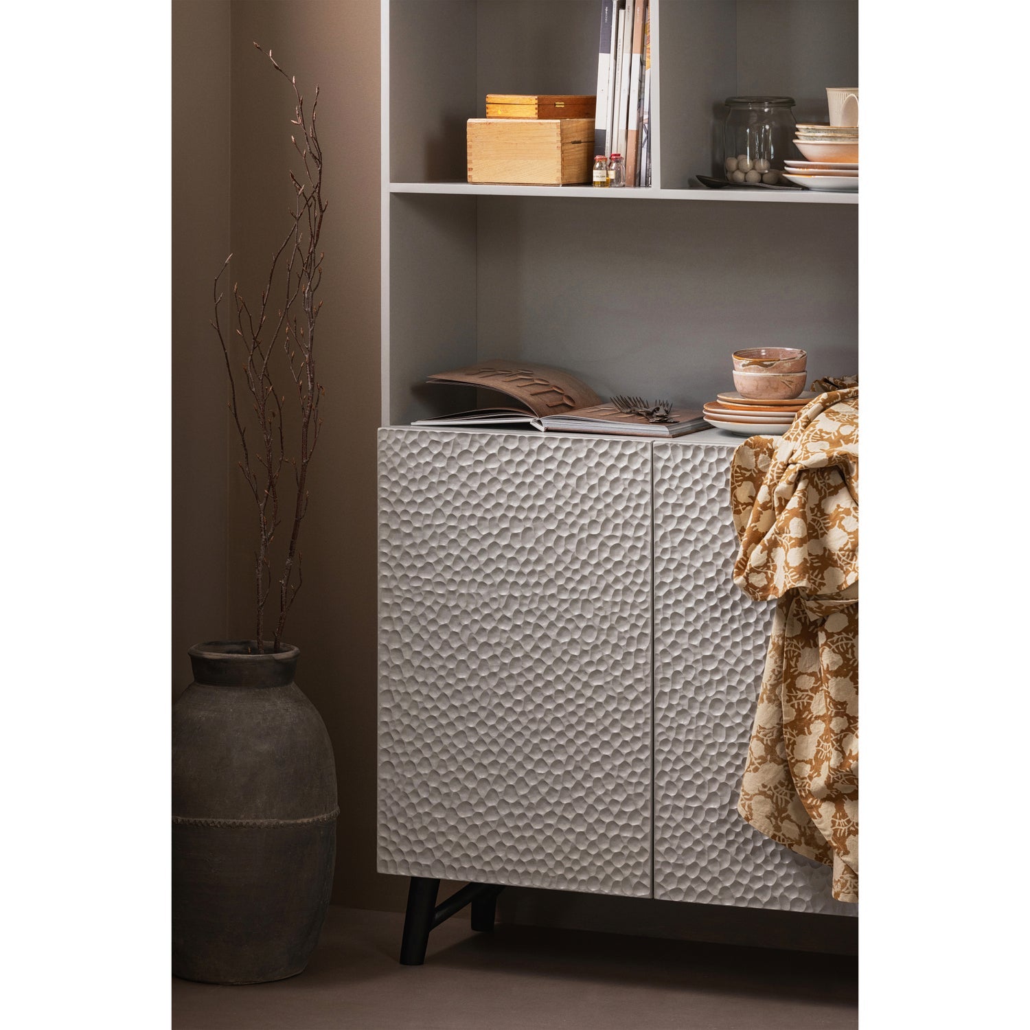 CARVED ORGANIC 2-TURIGER SCHRANK NEBEL