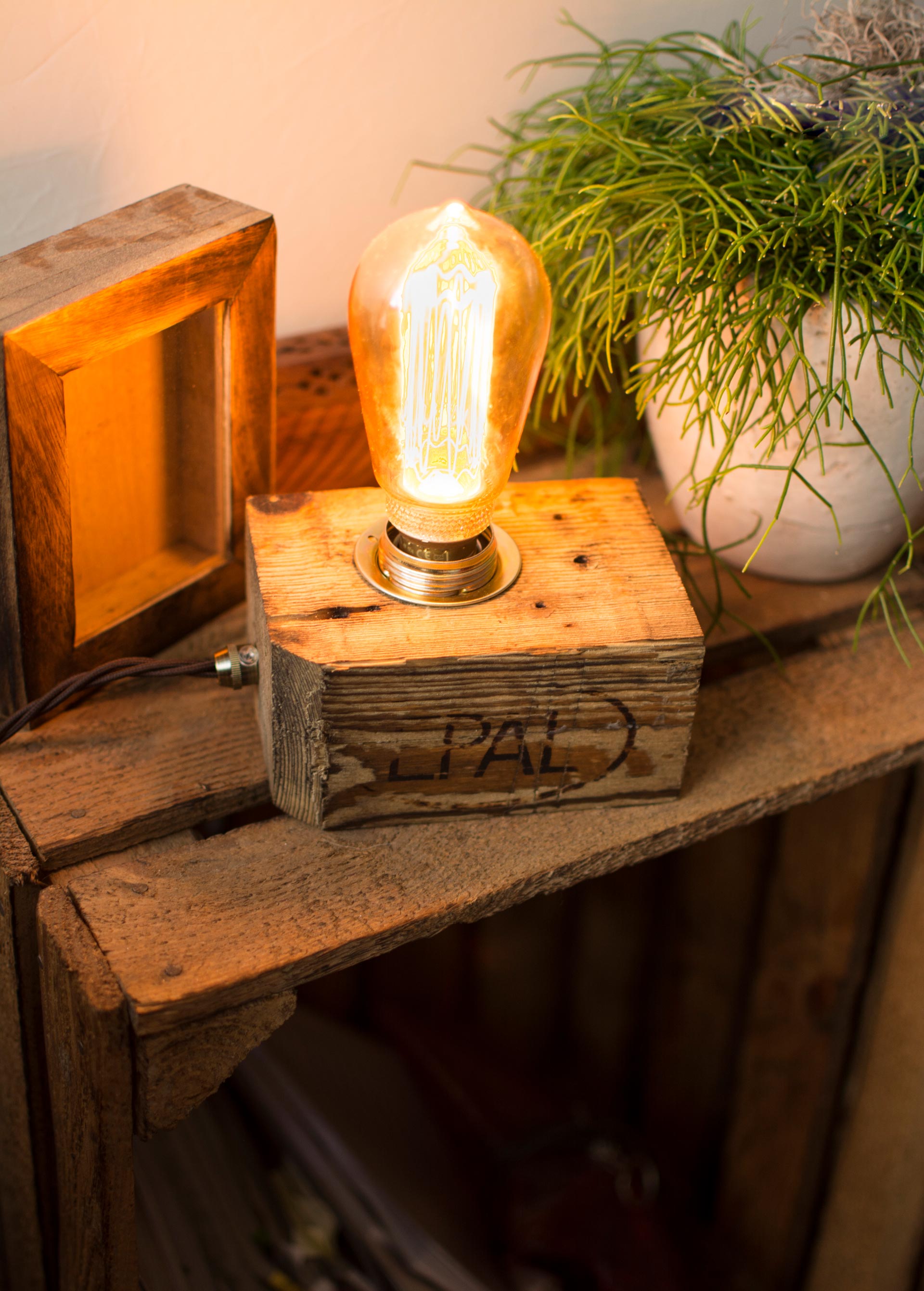 Upcycling Lampe KLOTZ aus Holz, handgemacht