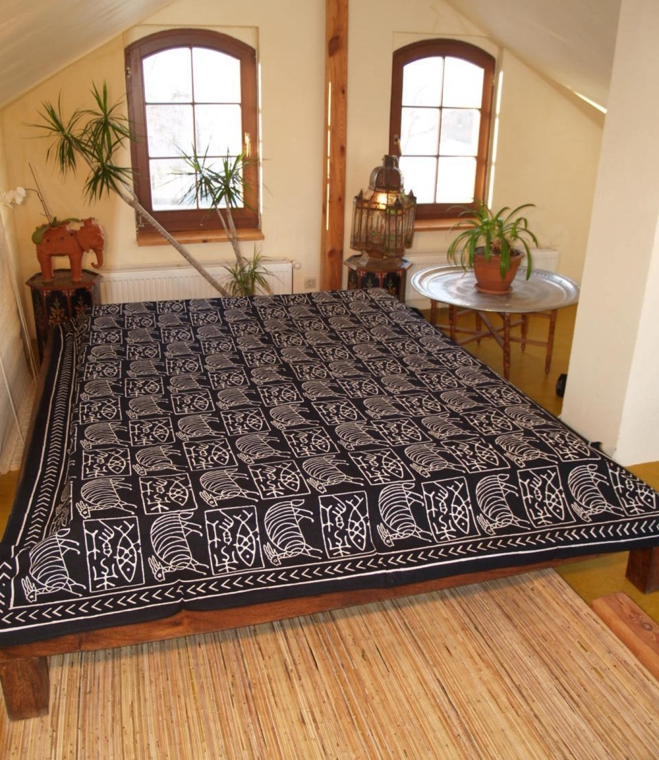 Tagesdecke RAJ in Schwarz mit weißem Blockdruck 150x200 cm / 225x275 cm