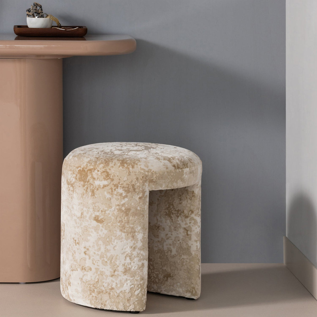 CHARLIE GEPOLSTERTER HOCKER STRUKTURSTOFF BEIGE [fsc]