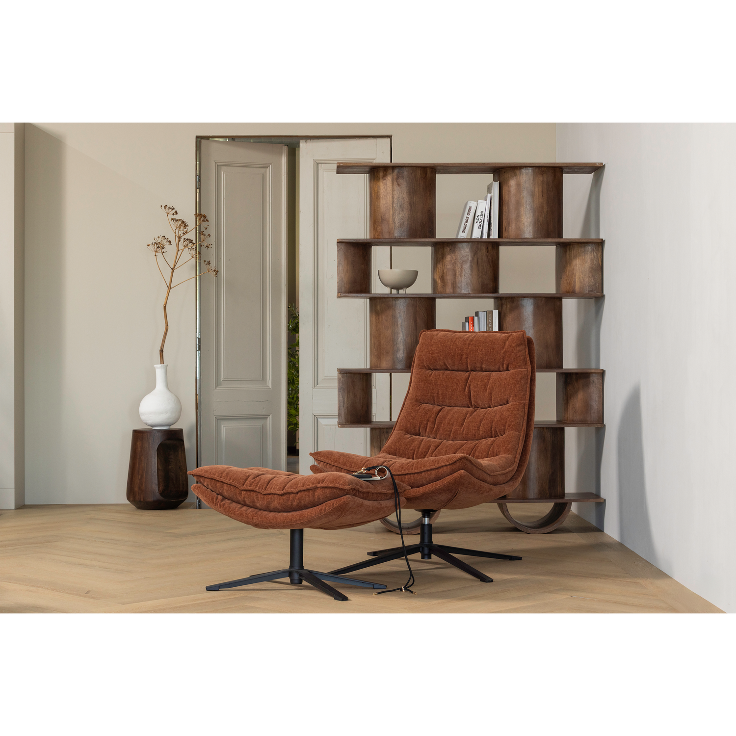 KUBE DREHSESSEL MIT HOCKER BRAUN