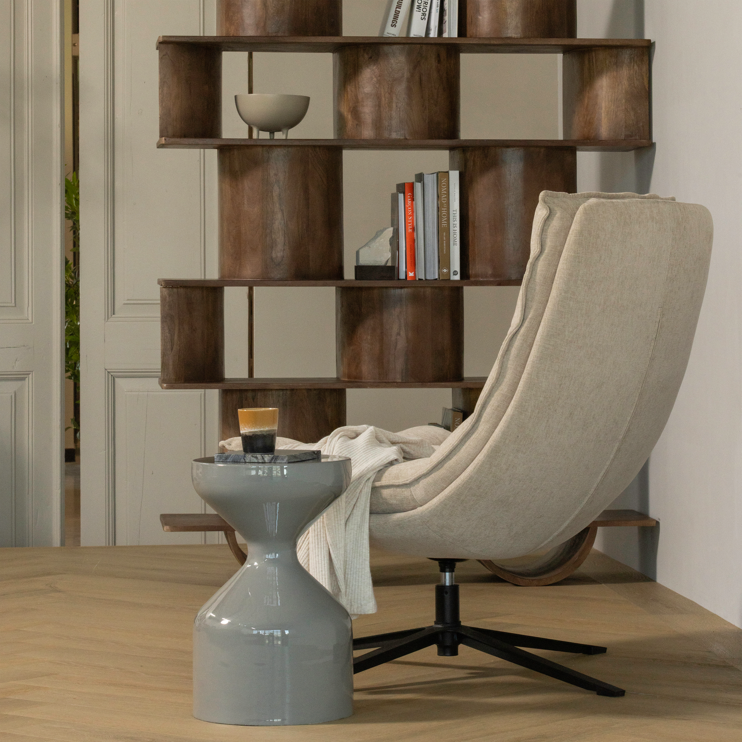KUBE DREHSESSEL MIT HOCKER NATUR