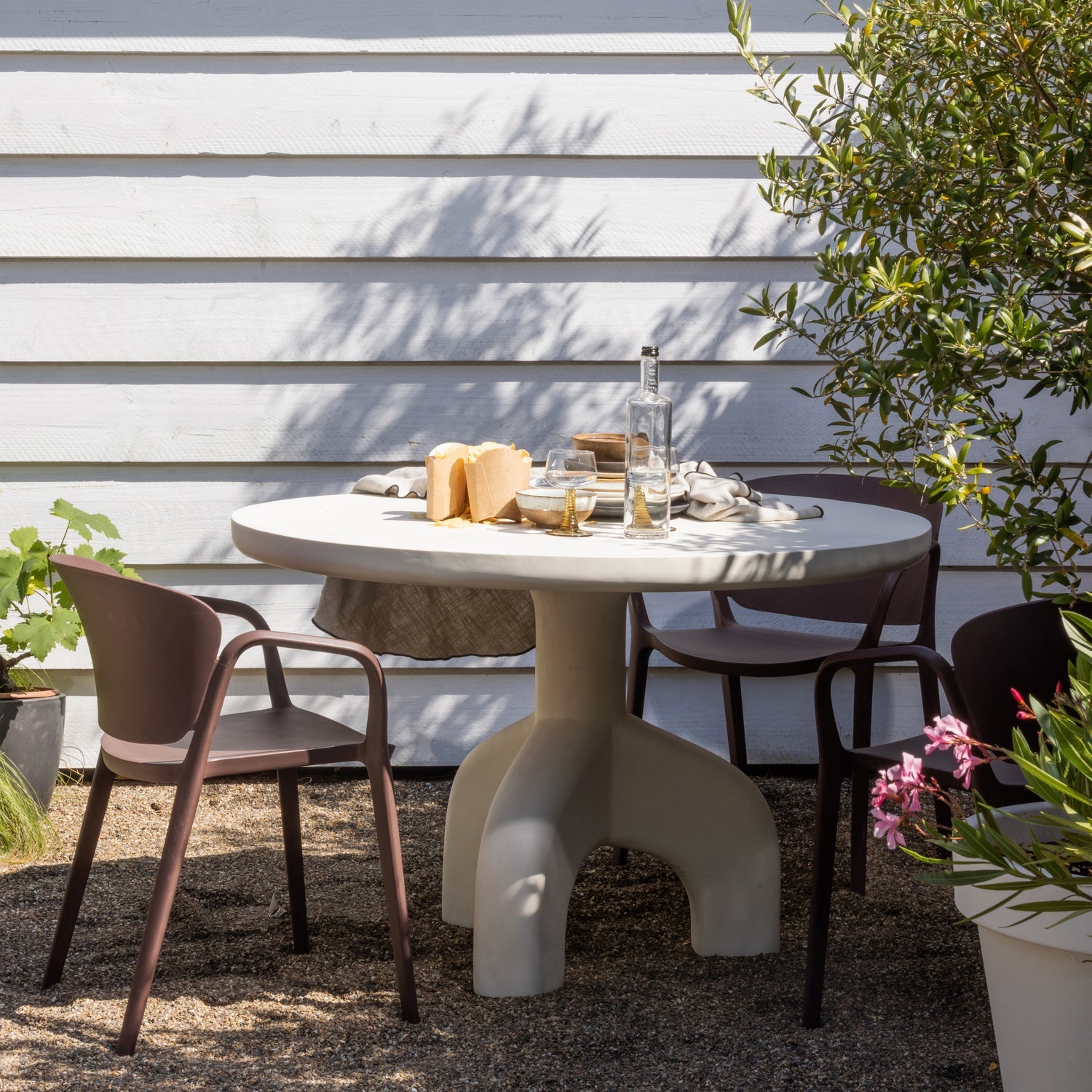 BENT GARTENSTUHL KUNSTSTOFF LILA/BRAUN