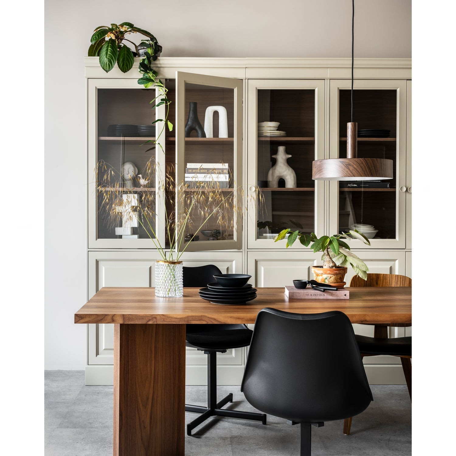 CHOW 4-DRS VITRINE SCHRANK KIEFER DAKARGRAU [fsc]
