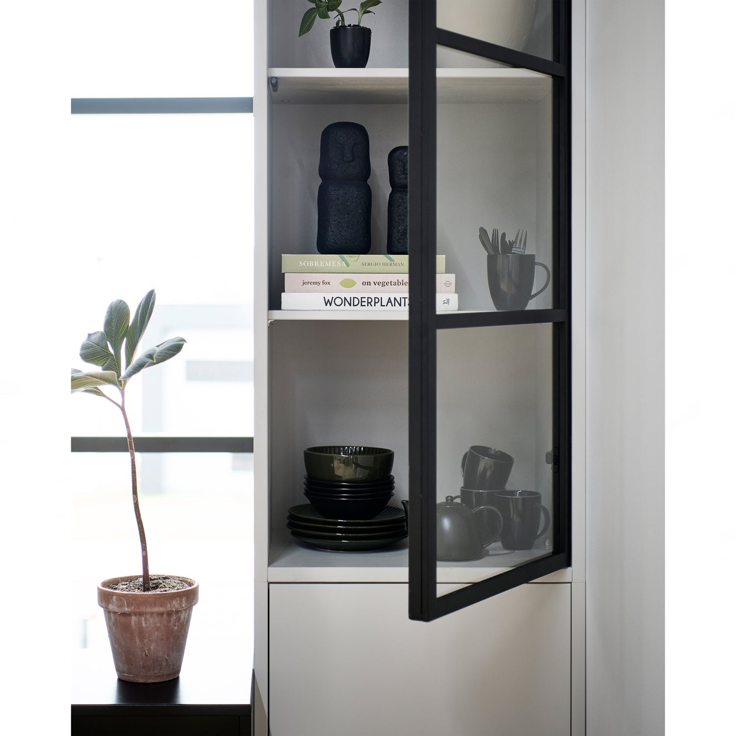 BASIC 2-DRS VITRINE SCHRANK KIEFER NEBEL [fsc]