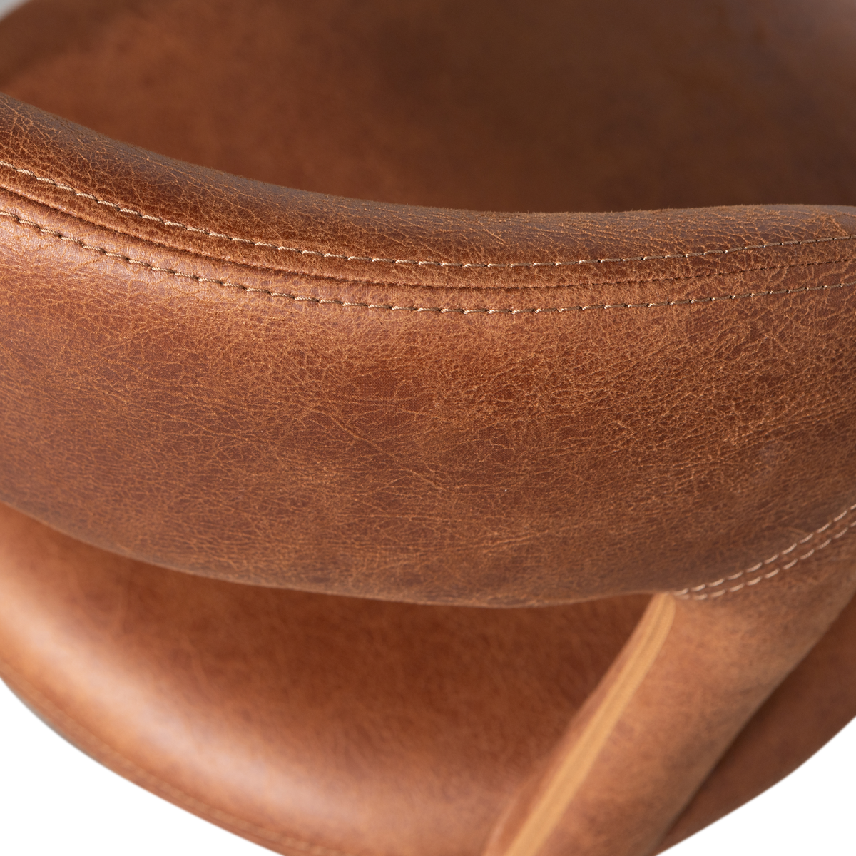 NOBLE ESSZIMMERSTUHL IN LEDEROPTIK COGNAC