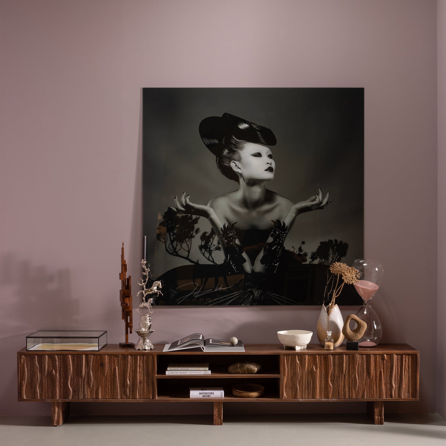 LAVISH TV MOBEL MIT DESIGN TUREN AUS HOLZ WARMBRAUN