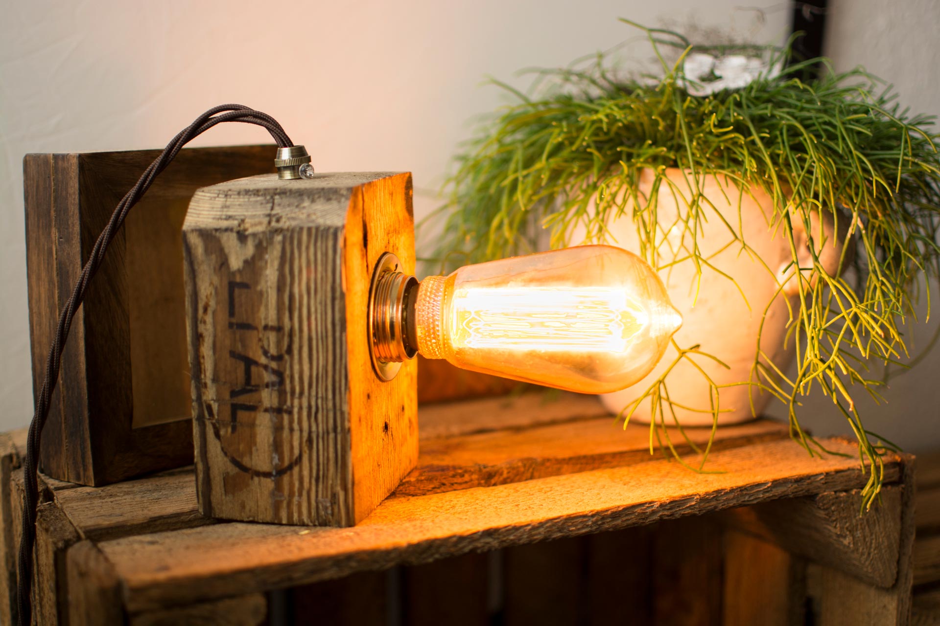 Upcycling Lampe KLOTZ aus Holz, handgemacht